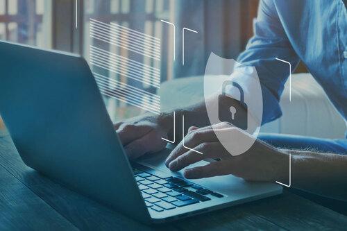 A Prosegur client in Austin using a laptop that is supported by Prosegur's cybersecurity services
