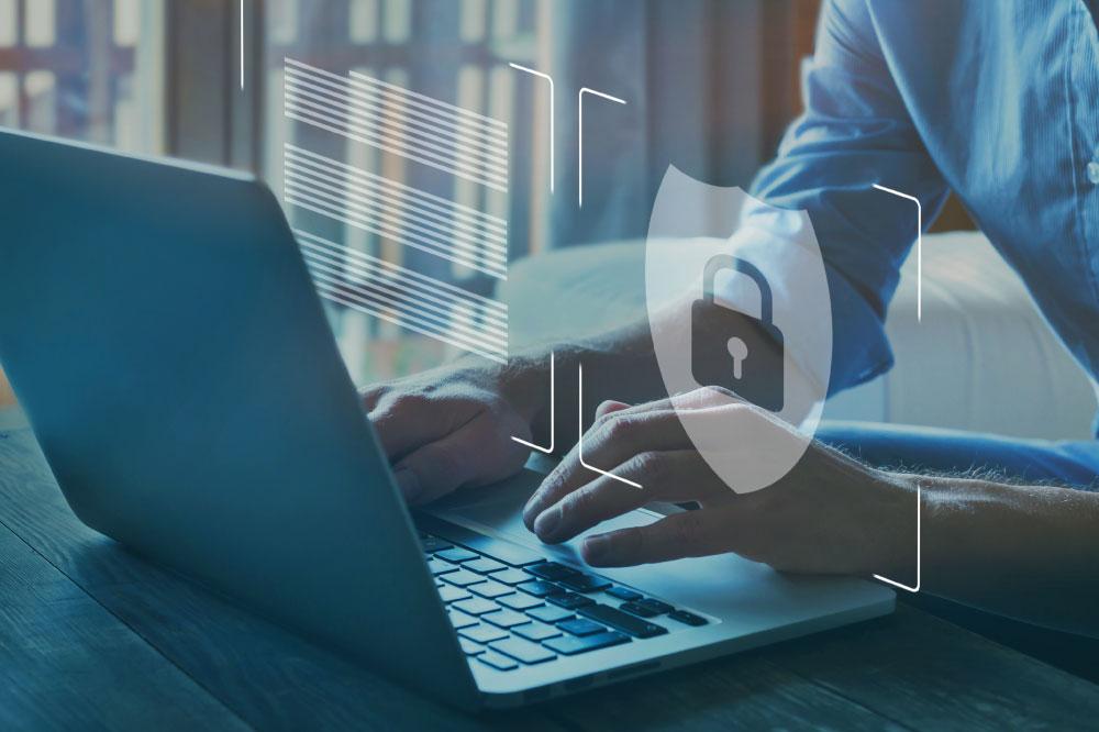 A Prosegur client in Orlando using a laptop that is supported by Prosegur's cybersecurity services