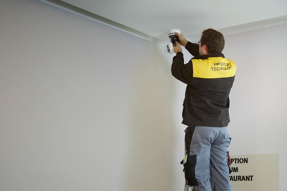 A Prosegur technician installing a video surveillance camera in Orlando