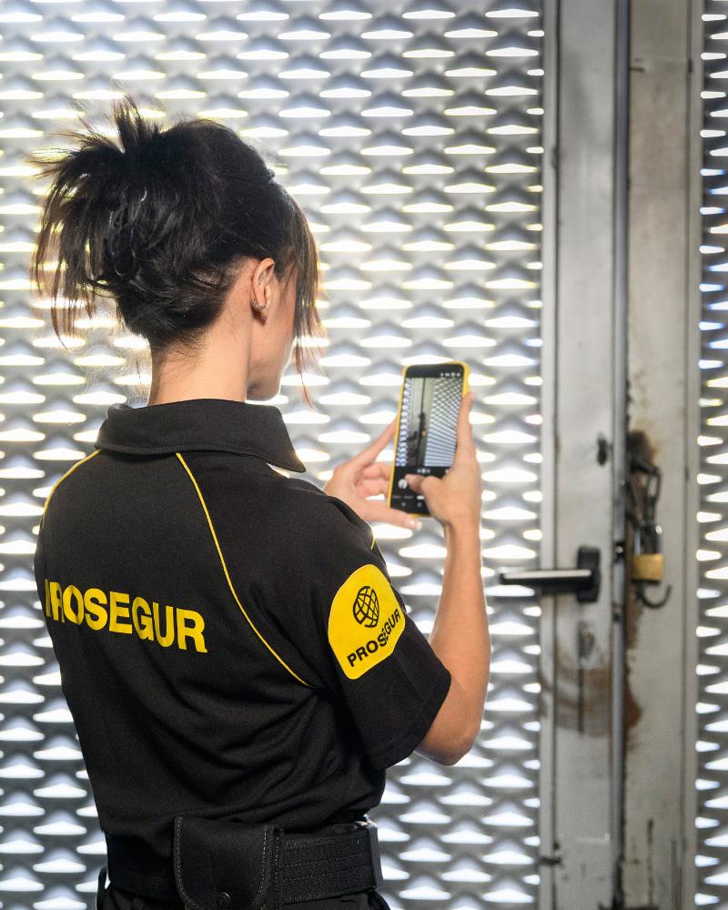A Prosegur Security guard using the POPS app on patrol