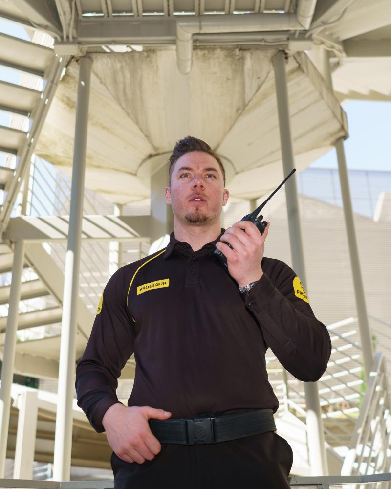 A Prosegur security officer providing construction security guard services