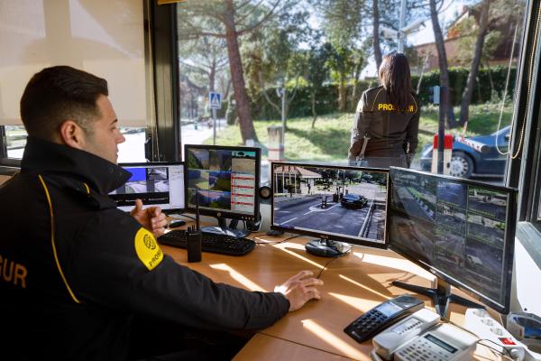 Threat Detection Security A Prosegur security officer detecting a threat and issuing a rapid response