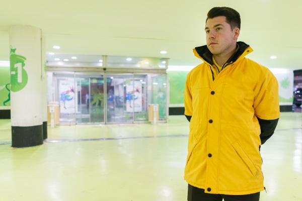 A Prosegur security officer providing healthcare security guarding for a hospital