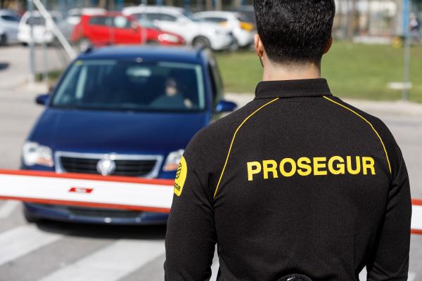 A Prosegur security officer stopping a car at an access point