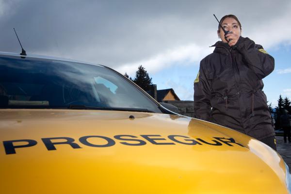 A Prosegur security officer responding to an emergency