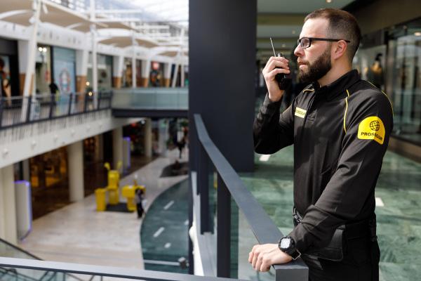 Retail Emergency Response A Prosegur security guard responding to a security call in a retail environment