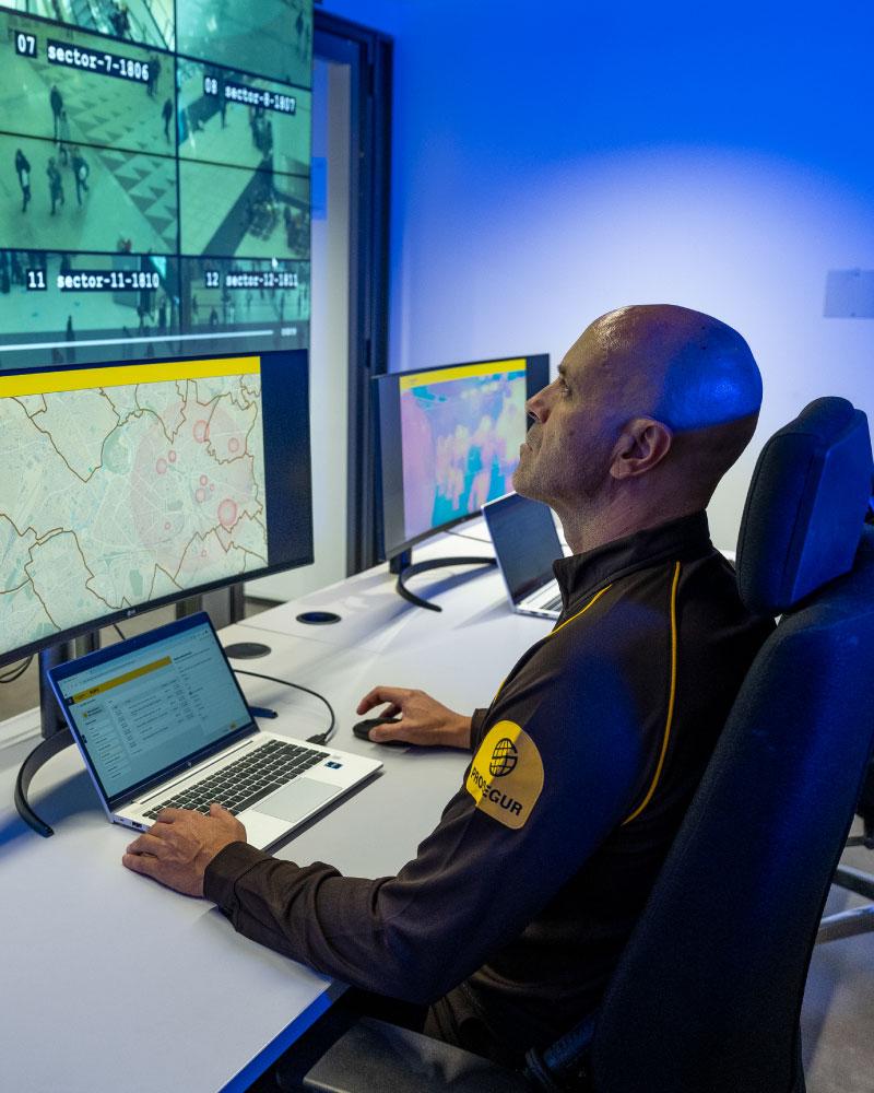 A Prosegur Security iSOC agent conducting a virtual patrol