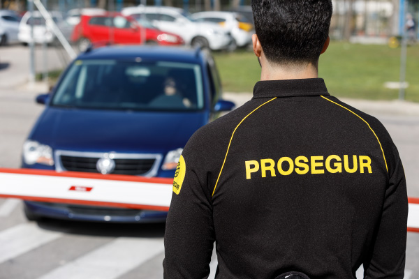 A Prosegur agent providing remote security monitoring services.